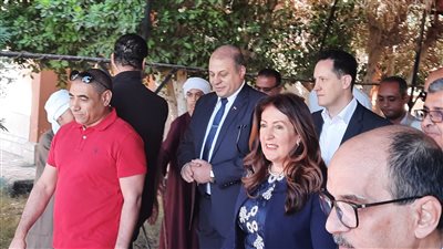 السفيرة الأمريكية بالقاهرة ووكيل وزارة التعليم بقنا يفتتحان موسم زراعة القمح بمدرسة خزام الفنية الزراعية بقوص