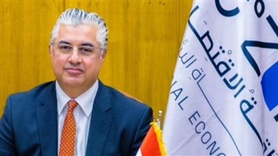 رئيس اقتصادية قناة السويس يوقع عقد مشروع شركة 