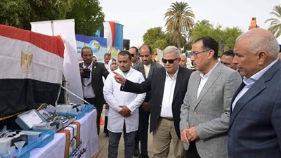 رئيس الوزراء يتفقّد اصطفاف المعدات الخاصة بقطاع مياه الشرب والصرف الصحي بمدينة الخارجة