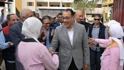 رئيس الوزراء يتفقد مدرسة نجيب محفوظ الثانوية بنات بمدينة الخارجة