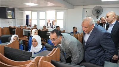 رئيس الوزراء يتفقد 