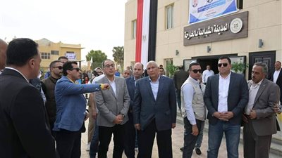رئيس الوزراء يتفقّد المدينة الشبابية بالخارجة