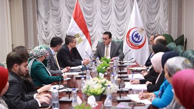 وزير الصحة والسكان يبحث مع وفد البنك الدولي التعاون في ملف التنمية البشرية
