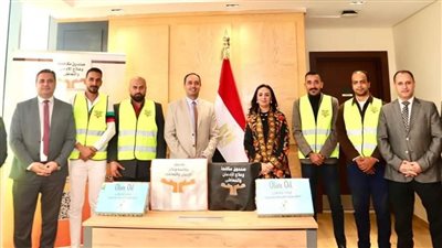 المتعافون من الإدمان يهدون وزيرة التضامن باكورة من الزيت الزيتون