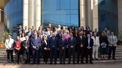 تسليم شهادات البرنامج التدريبي لإعداد القادة إلي 30 متدربًا من مصر للطيران بأكاديمية التدريب