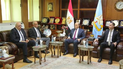 محافظ كفرالشيخ يناقش استعدادات انطلاق القوافل الطبية مع قيادات المنطقة الشمالية العسكرية 