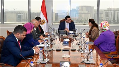 وزير الإسكان يناقش مع مسئولى مجموعة 