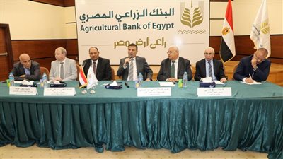 وزير الزراعة يجتمع بمنتجي الدواجن بحضور قيادات البنك الزراعي