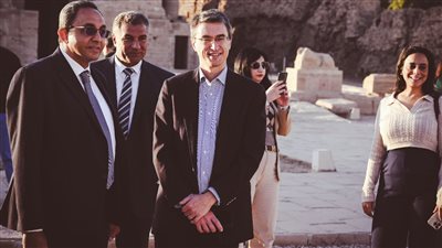 محافظ قنا والمدير الإقليمي للبنك الدولي يزوران معبد دندرة