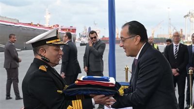 رئيس الوزراء يشهد رفع العلم المصري على السفينة 