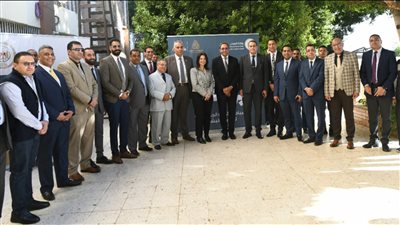 محافظ قنا يتفقد القافلة الطبية بنادي القضاة