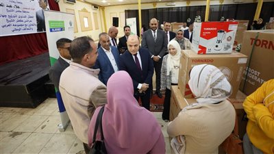 محافظ كفر الشيخ يسلّم 44 جهاز كهربائى لـ 11 فتاة من المقبلات على الزواج من أبناء المحافظة