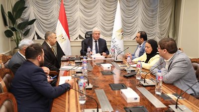 عاشور يكرم مصطفى السيد لحصوله على البرونزية في معرض الاختراعات بكوريا الجنوبية