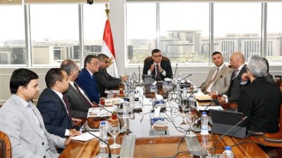الإسكان يبحث مع مسئولى شركة سكنى التعاون فى تطوير مناطق المقابر القائمة