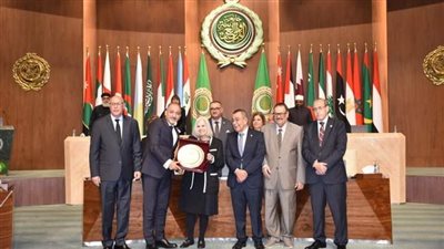تكريم مندوب فلسطين بالجامعة العربية نيابة عن هيئة مقاومة الاستيطان