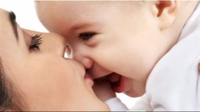 أحذر التقبيل.. أمراض تنتقل للطفل وفيروسات تهدد الحياة