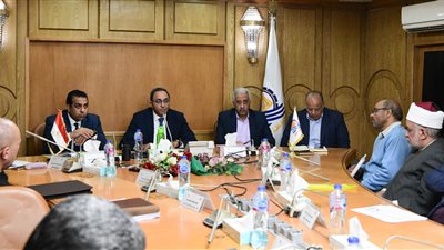محافظ قنا يستعرض أولويات الخطة الاستثمارية للعام المالي 2026/2025