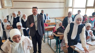 مدير عام تعليم نجع حمادي يؤكد على أهمية المتابعة اليومية لتسجيل الغياب بالمدارس