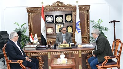 محافظ قنا يبحث إقامة معارض لبيع السلع بأسعار مخفضة ضمن مبادرة 