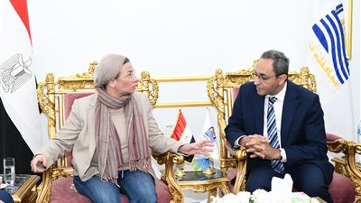 وزيرة البيئة ومحافظ قنا يناقشان تحويل المحافظة إلى نموذج صديق للبيئة