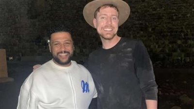 الفنان محمد جمعة ينشر صورة برفقة مستر بيست أثناء زيارته للأهرامات.. تفاصيل