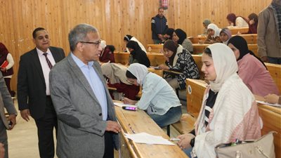 بدء امتحانات الفصل الدراسي الأول بكلية الحقوق بجامعة جنوب الوادي