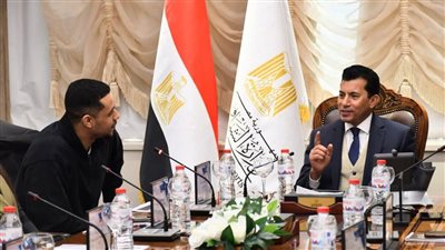 وزير الرياضة يشهد توقيع عقد رعاية مصر للطيران للاعب المنتخب القومي للاسكواش مصطفى عسل