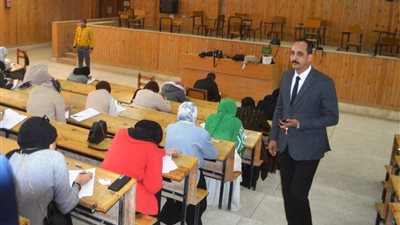 انتظام سير امتحانات الفصل الدراسي الأول بكلية الحقوق بجامعة جنوب الوادي