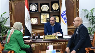 محافظ قنا يبحث سبل التعاون مع هيئة الاعتماد والرقابة الصحية