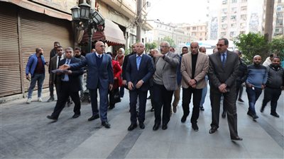 محافظ القاهرة يبحث تخصيص شوارع للمشاة فقط بوسط البلد