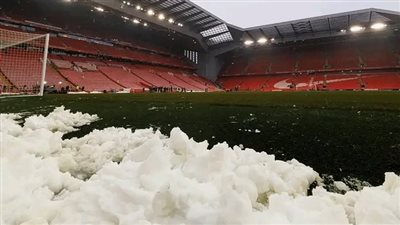 ليفربول يؤكد إقامة مباراة مانشستر يونايتد في موعدها رغم حالة الطقس