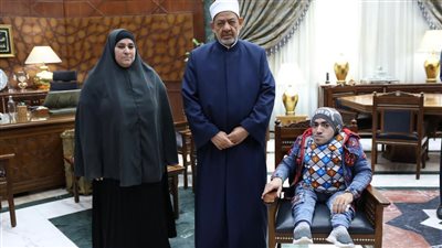 شيخ الأزهر يلتقي زينب الشربيني ويشيد بصبرها وتفانيها في خدمة ابنها