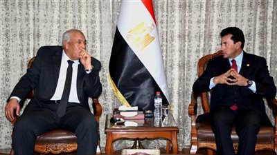 وزير الشباب يبحث مع محافظ الوادي الجديد مبادرات لتنمية المناطق الحدودية ودعم الشباب