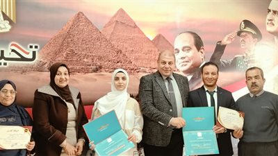 وكيل تعليم قنا يكرم «يحيى خليفة و شهد متولى» الفائزين بالمشروع الوطني للقراءة