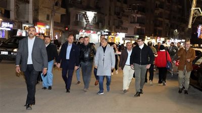 في ساعة متأخرة سيراً علي الأقدام.. محافظ الشرقية يفاجئ شوارع مدينة الزقازيق 