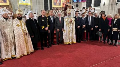 سفير مصر بفرنسا يهنئ الأنبا مارك أسقف باريس والجالية المصرية القبطية بعيد الميلاد المجيد