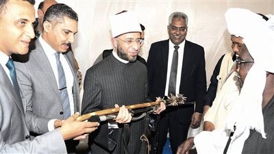 في تقليد تراثي جميل.. مشايخ حلايب يهدون وزير الأوقاف 