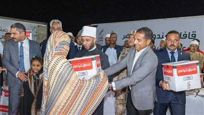 وزير الأوقاف يوزع بعض مكونات قافلة الخير من صندوق 