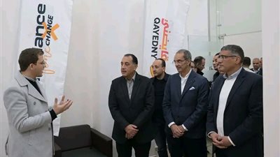 رئيس الوزراء يتفقد عددا من المعامل الخاصة باحتضان الشركات الناشئة 