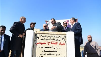 محافظ قنا ورئيس هيئة تنمية الصعيد يضعان حجر أساس محطة إنتاج شتلات القصب بقرية المراشدة