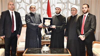 بعد طعنه و تنازله عن تعويض مليون جنيه.. وزير الأوقاف يكرم إمام مسجد بالمنوفية