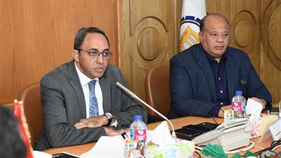 بحجم استثمارات بلغ 3.5 مليون دولار .. محافظ قنا يتابع تنفيذ مشروع التنمية الحضرية بمنطقتي الحميدات والمعنا