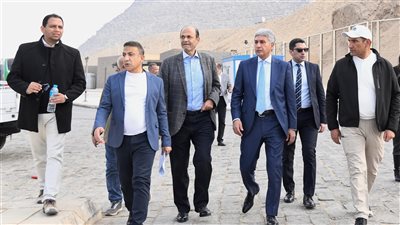 وزير السياحة يتفقد آخر مستجدات الأعمال بمشروع تطوير الخدمات بمنطقة الاهرامات 