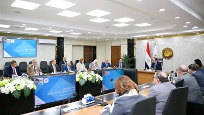 وزير العمل: مصر تتقدم بشكل كبير في الغزل والنسيج والملابس.. ونترقب المزيد
