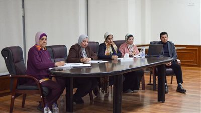 وزير الشباب يشهد مقابلات المتقدمين للتطوع بمعرض القاهرة الدولي للكتاب 