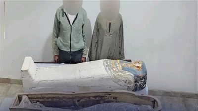 الداخلية تضبط تابوت فرعوني بداخله مومياء و26 تمثال ببني سويف 