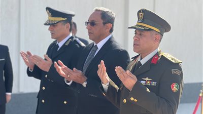 محافظ قنا و مدير الأمن يضعان إكليلًا من الزهور على النصب التذكاري للشهداء الشرطة