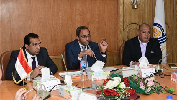 محافظ قنا خلال الاجتماع