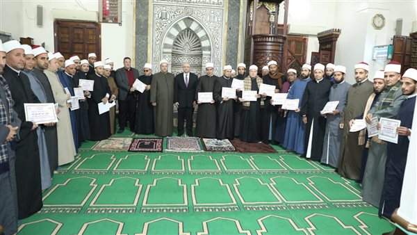 لحظة تكريم الأئمة