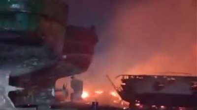 نشوب حريق هائل يلتهم 6 سفن صيد بمنطقة بناء وصناعة السفن  بالسويس